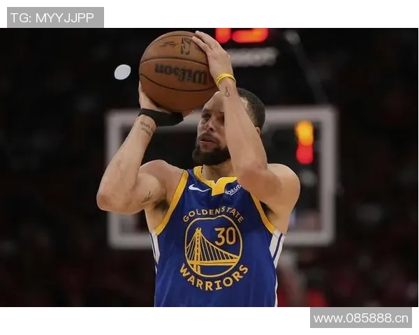 库里弧顶接球失去重心却依然精准命中布朗尼面前三分球 库里弧顶接球失去重心却依然精准命中布朗尼面前三分球