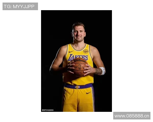 詹姆斯称赞东契奇身体状态出色有助于赛后恢复表现提升