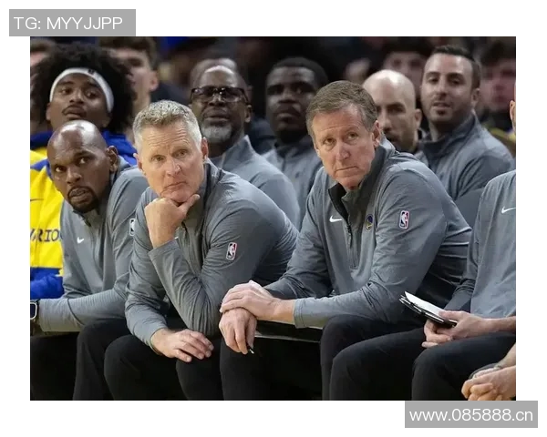 勇士助教斯托茨与昔日爱徒利拉德赛前亲切交流回忆共事岁月 勇士助教斯托茨与昔日爱徒利拉德赛前亲切交流回忆共事岁月