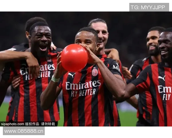 莱奥庆祝被加比亚拦截福法纳及时帮他整理衣领