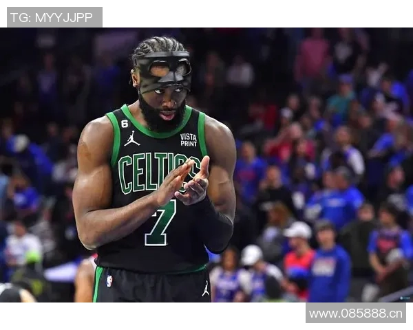 杰伦布朗首节火力全开独得16分但球队仍落后11分苦苦追赶