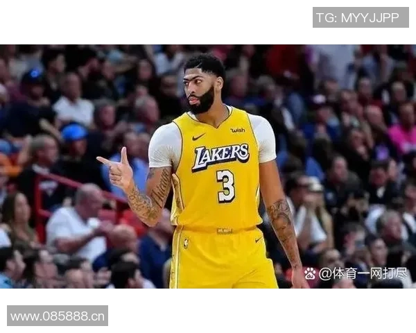 浓眉首节疑似崴脚退场4分4篮板1抢断望无大碍 浓眉首节疑似崴脚退场4分4篮板1抢断望无大碍