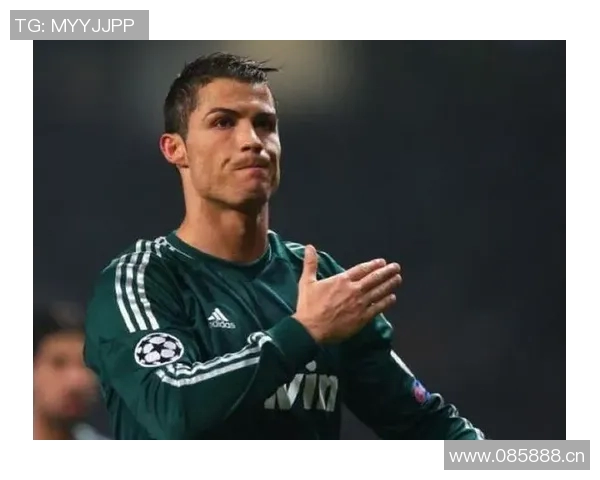 老队友重聚温情时刻哈兰德与南野拓实亲切拥抱寒暄