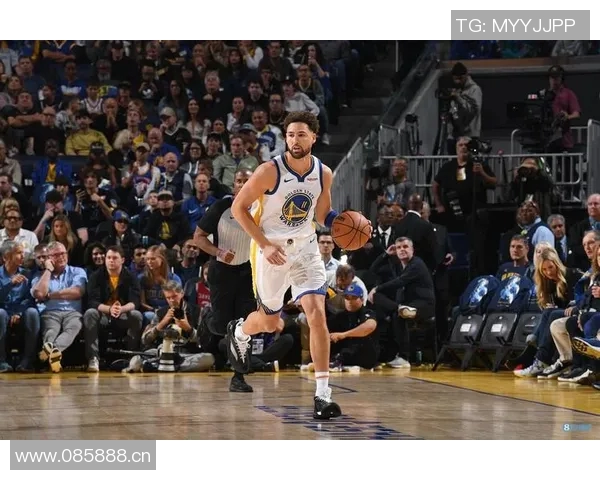 克莱手感回暖却遭冷落赛后愤怒扔水瓶表达不满情绪 克莱手感回暖却遭冷落赛后愤怒扔水瓶表达不满情绪