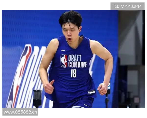 杨瀚森惊叹训练营球队防守如花般伸缩自如的精彩表现 杨瀚森惊叹训练营球队防守如花般伸缩自如的精彩表现