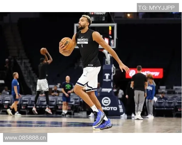 戈贝尔半场表现抢眼11分8板3助助力球队领先鹈鹕