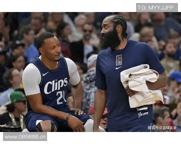 鲍威尔自嘲年纪大队友称叔叔实际上与年轻球员仅差一岁