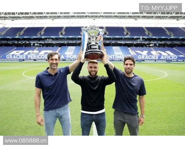 萨乌尔带领球队夺得南美解放者杯冠军成为西班牙球员第三人 萨乌尔带领球队夺得南美解放者杯冠军成为西班牙球员第三人