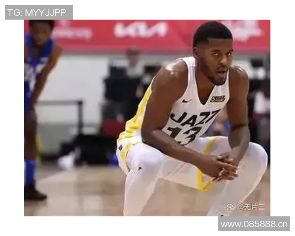 曾凡博防守失误贾里德巴特勒轻松突破上篮得分