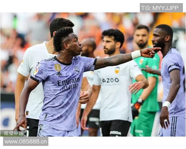 维尼修斯与女友甜蜜互动内马尔点赞称赞这个男孩深深爱着她