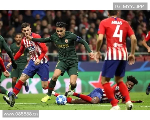 摩纳哥中场意外飞踹塔利亚菲科脖子引发场上混乱瞬间